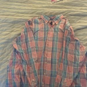 Men’s vineyard vines collared shirt in great condition.